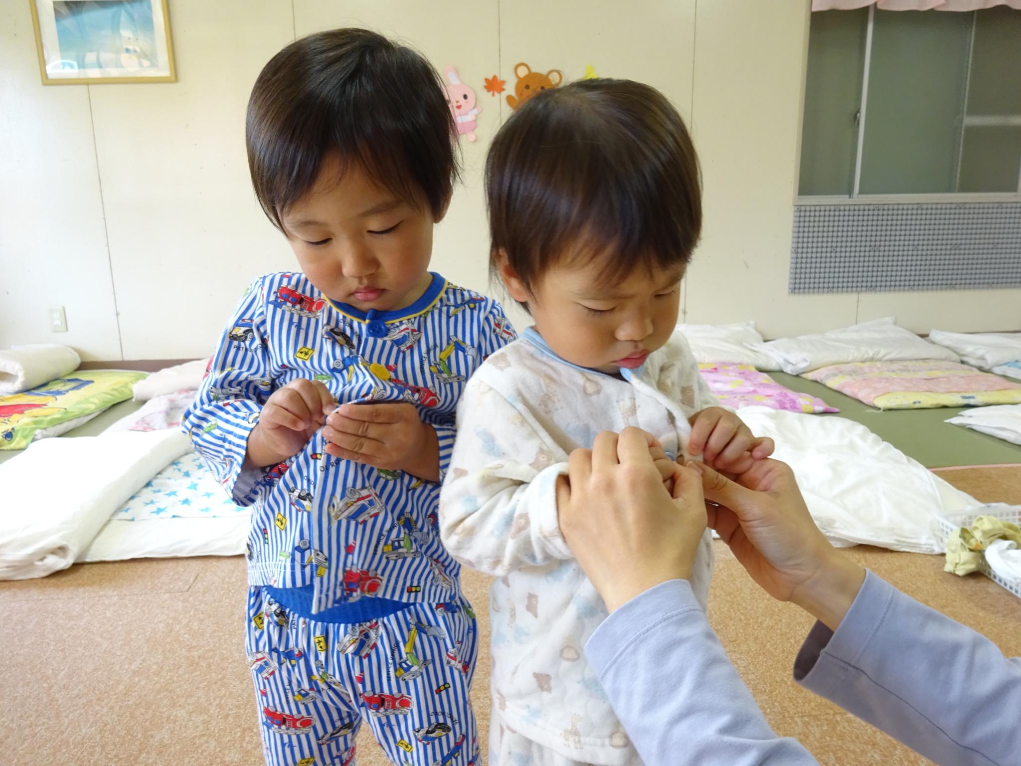 お着替え　頑張っているよ！