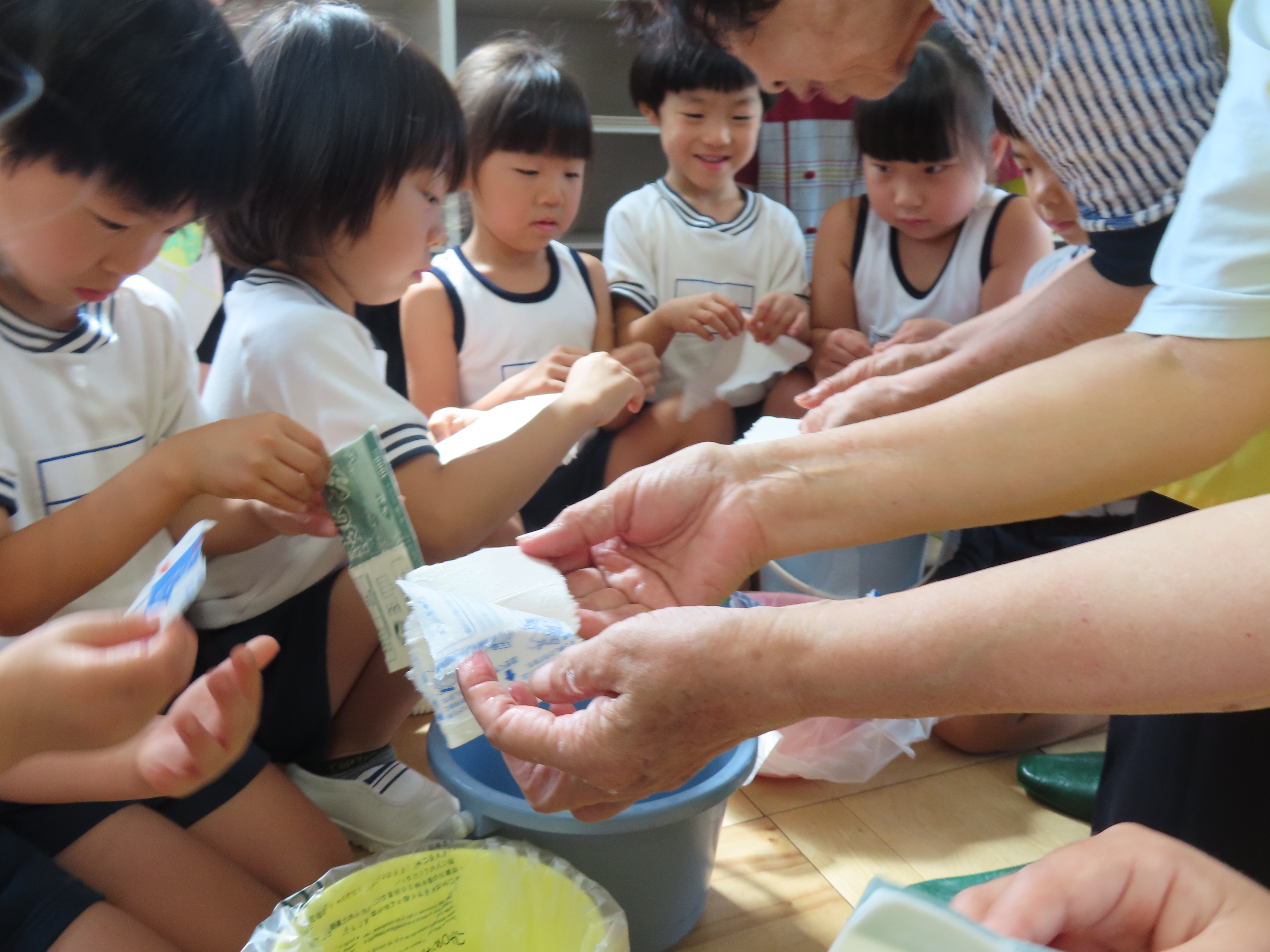 「紙すきでハガキ作りをしたよ」